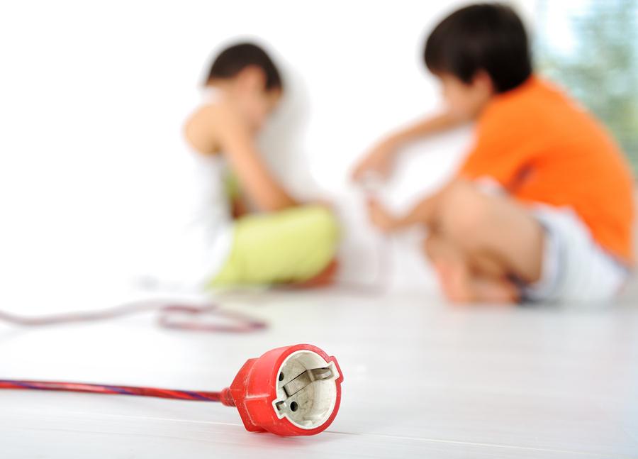 Защита электрической розетки от детей