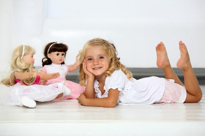 Ребенок коллекционирует кукол