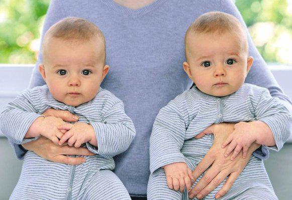 Как следует одевать близнецов