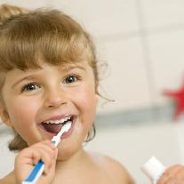 Как научить малыша чистить зубы