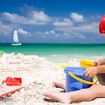 Как защитить ребенка от солнца на пляже