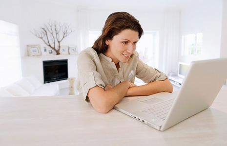 Женщина работает за ноутбуком