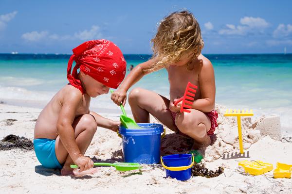 Игры с песком на пляже