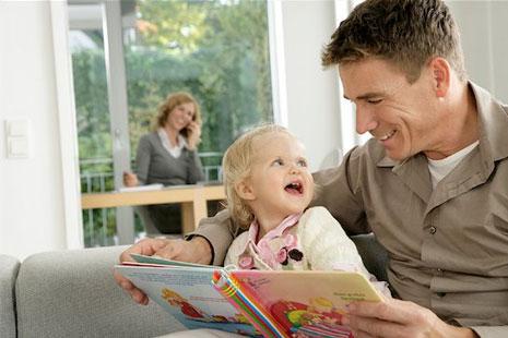 Папа с дочкой читают книгу