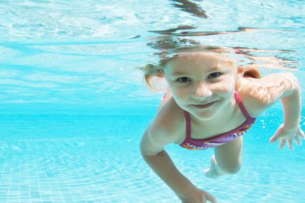 Как научится детям плавать