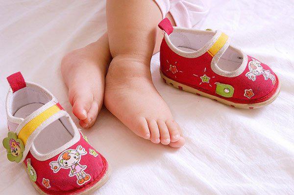 Как правильно выбрать первую обувь для малыша