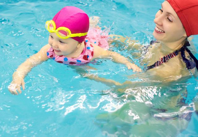 Плавание в бассейне для ребенка: за и против