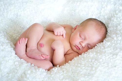 Пупочная грыжа у новорожденных: причины, симптомы, лечение