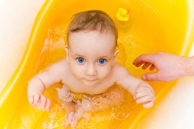 Аксессуары для купания ребенка: детская ванночка
