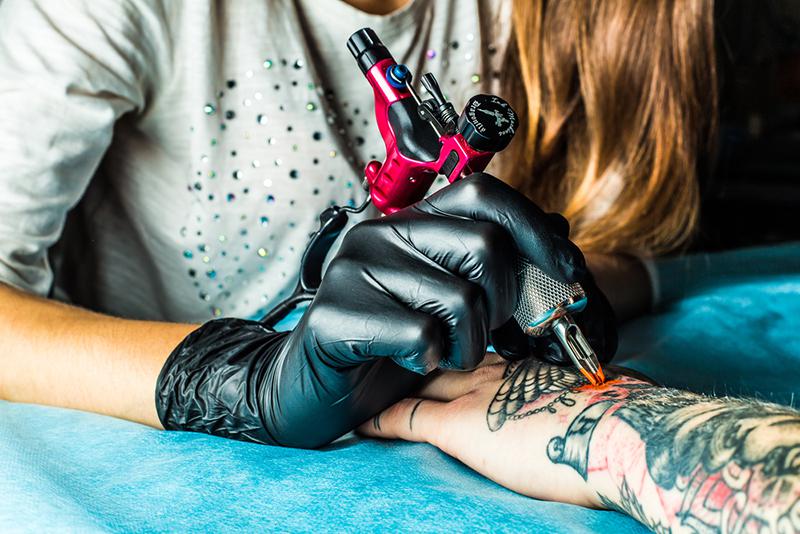Как ухаживать за татуировкой в первые дни 