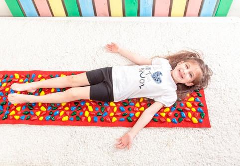 Польза ортопедического коврика для детей