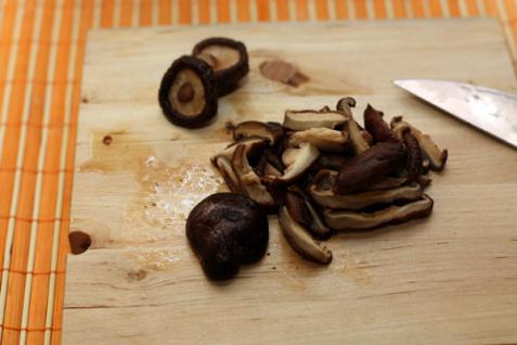 Футомаки с омлетом и грибами шиитаке