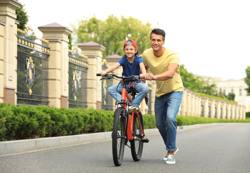 Как научить ребенка езды на велосипеде