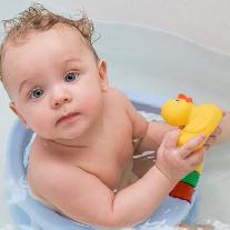 Аксессуары для купания ребенка: нужные и не очень