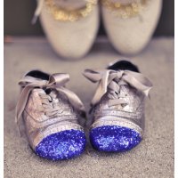 Как украсить детскую обувь блестками